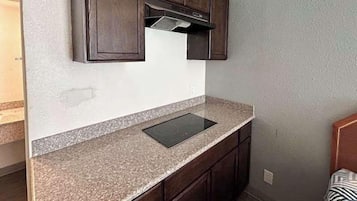 Geladeira grande, micro-ondas, cooktop, torradeira