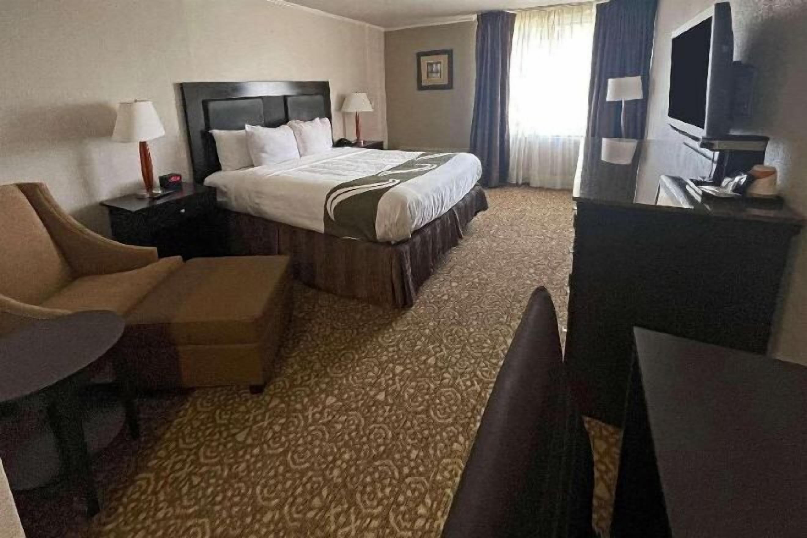 Bộ đồ giường cao cấp, nệm có lớp đệm bông, màn/rèm cản sáng 