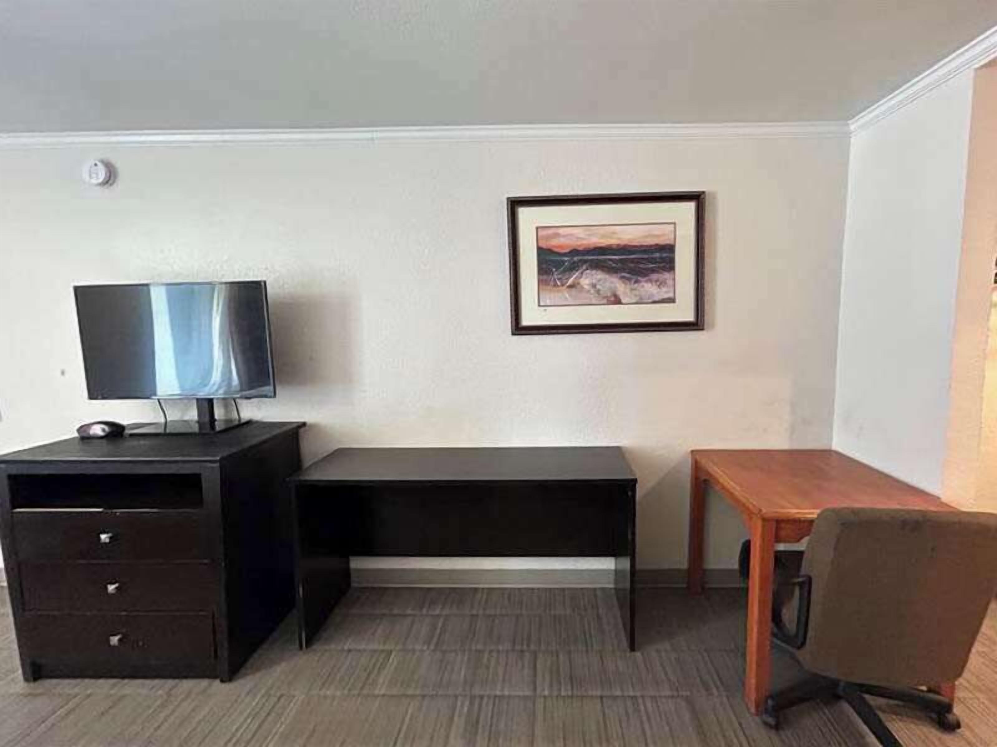 Standard Room, 2 Queen Beds, Non Smoking, Kitchen | Room amenity