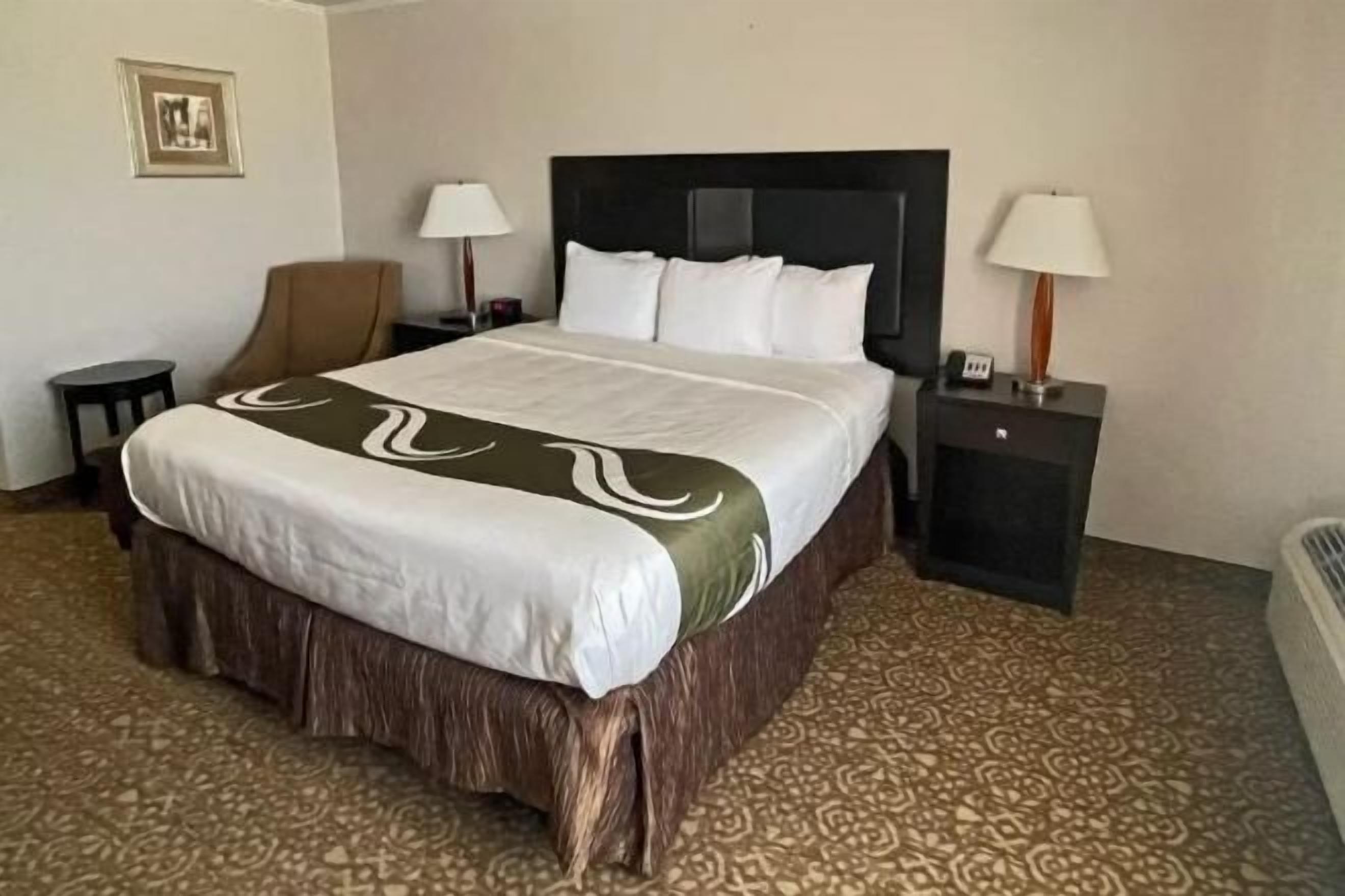 Bộ đồ giường cao cấp, nệm có lớp đệm bông, màn/rèm cản sáng 