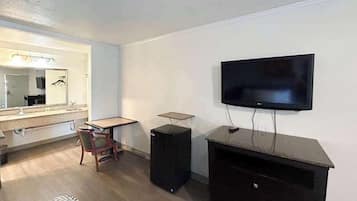 Roupas de cama premium, camas com colchões pillow-top, cortinas blackout