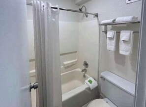 Combined shower/tub, deep soaking tub, towels, soap - Studio 6 Fort Worth, TX – Downtown East (Fort Worth)