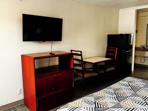 Standard Room, 1 King Bed, Non Smoking, Kitchen | Premium bedding, pillowtop beds, blackout drapes, iron/ironing board