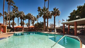 Outdoor pool, pool loungers - Blythe Hotel (Blythe)