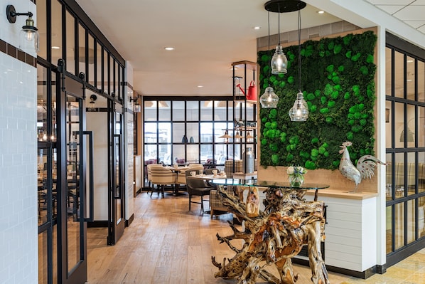 Se sirven desayunos y cenas, cocina americana