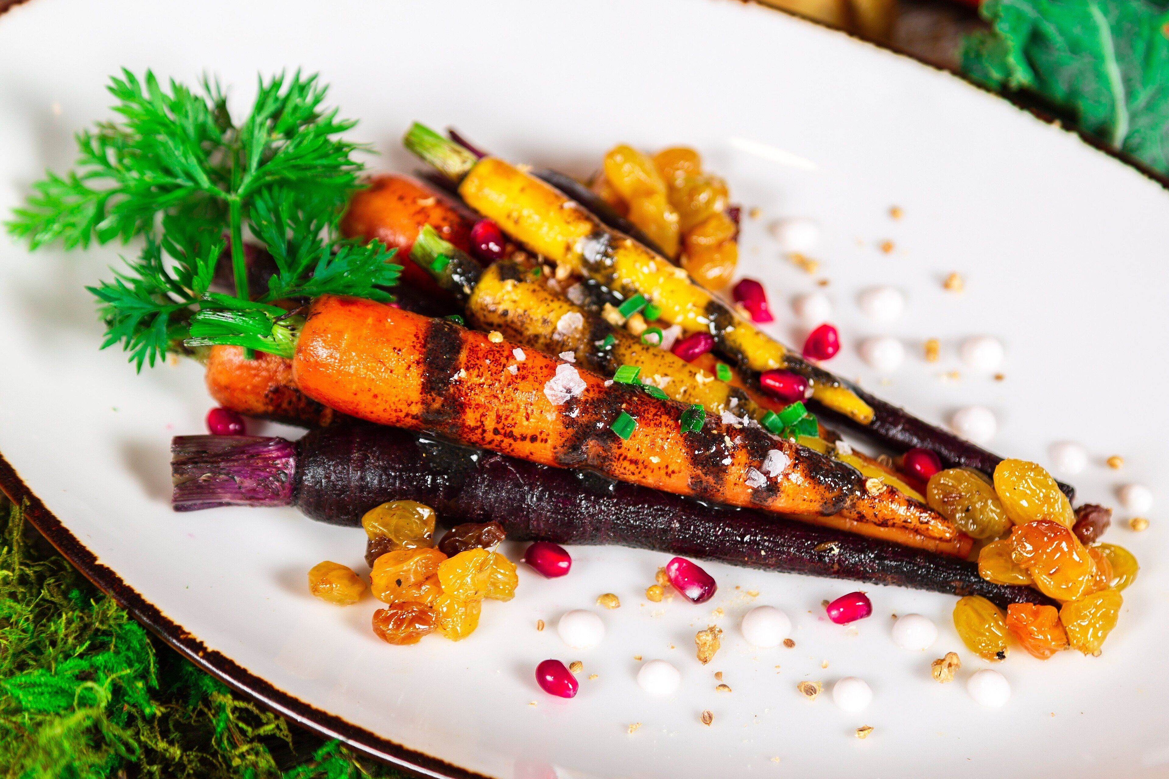 Une assiette de légumes grillés, agrémentée de quelques accompagnements.