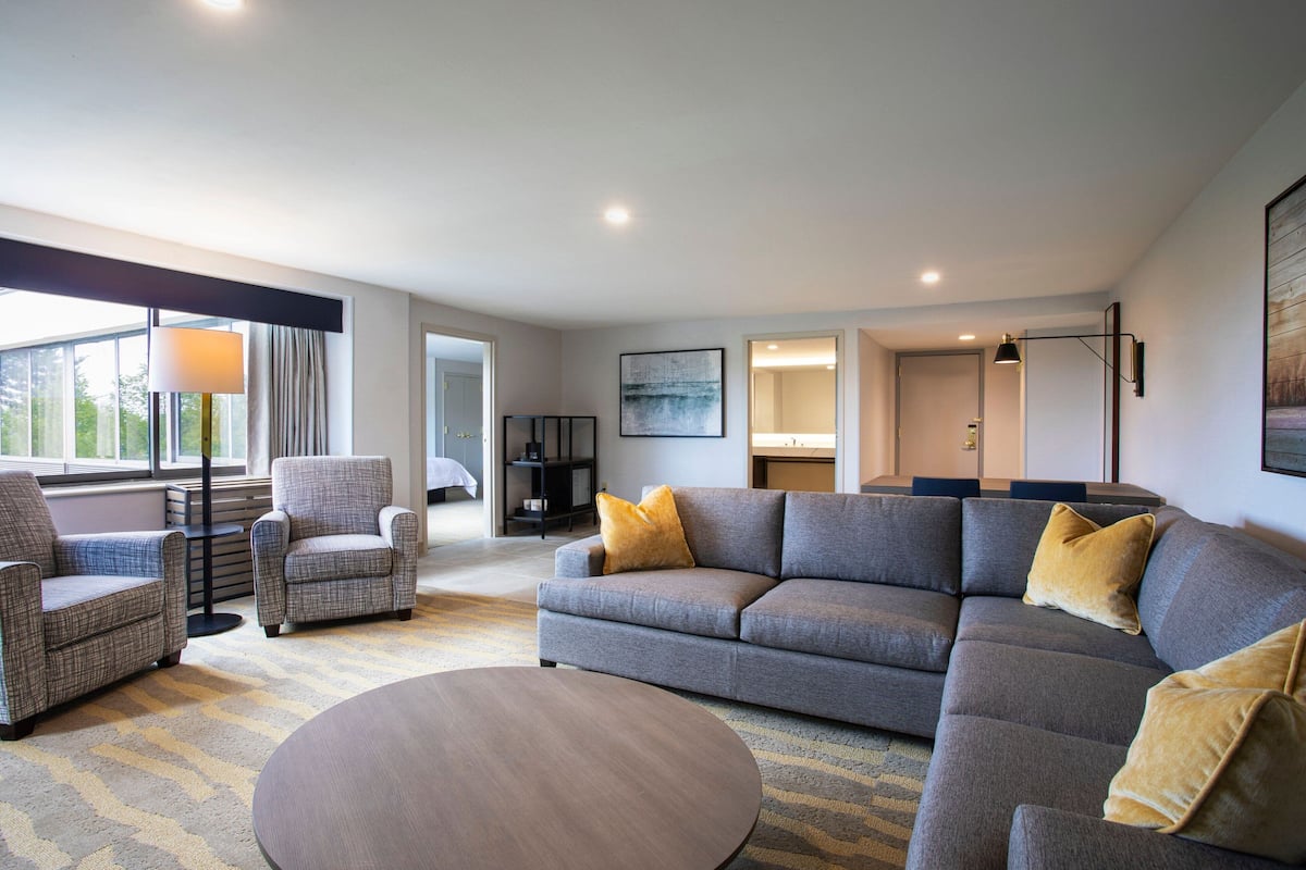 55-inch tv with cable channels, netflix, streaming services