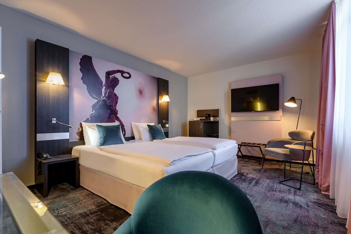 Privilege, Room, 2 Twin Beds | Premium bedding, in-room safe, desk, laptop workspace