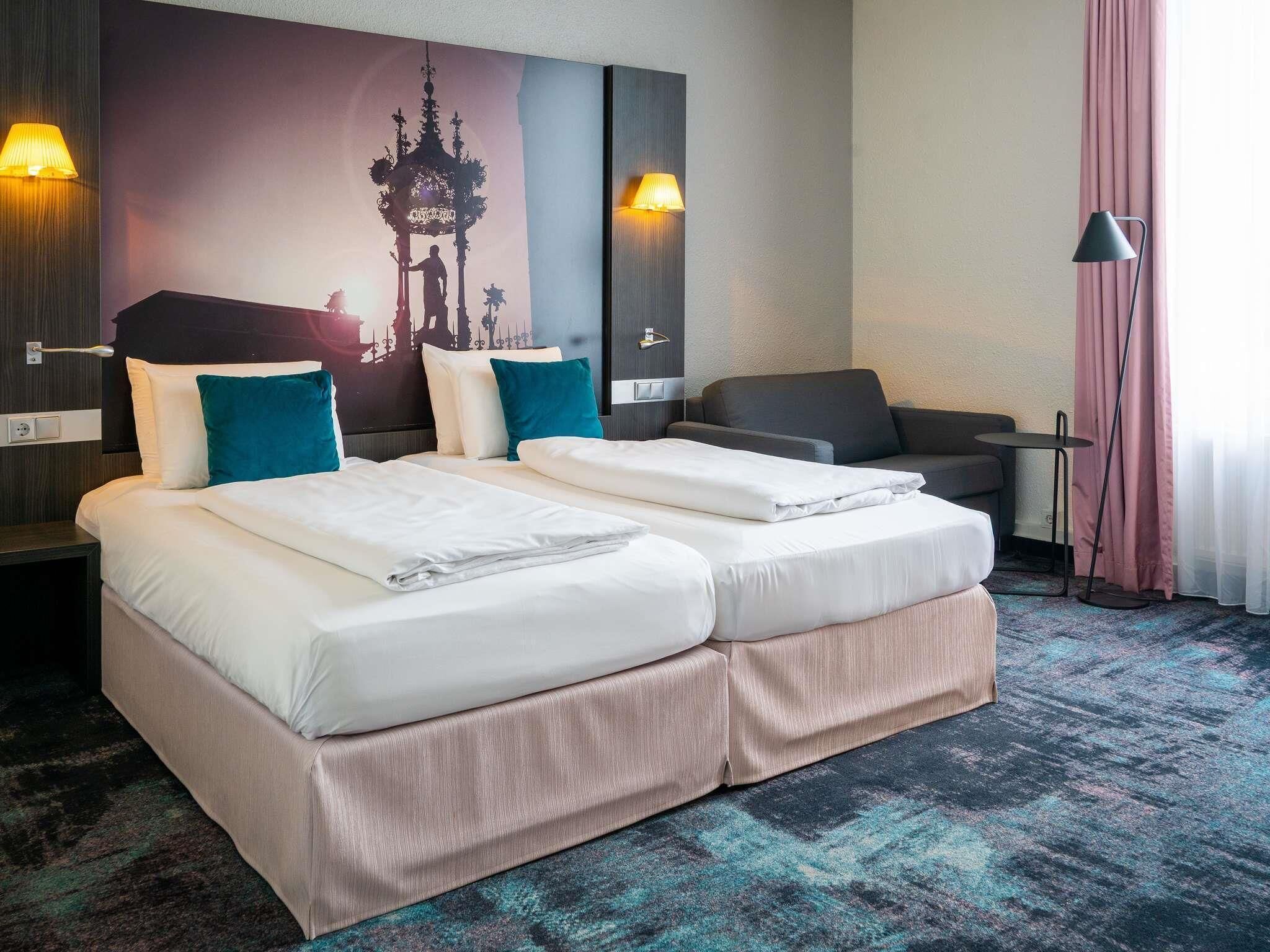 Privilege Zimmer bis zu 3 Personen | Hochwertige Bettwaren, Zimmersafe, Schreibtisch