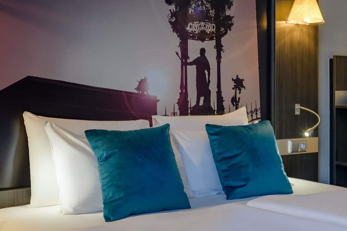 Roupas de cama premium, cofres nos quartos, escrivaninha