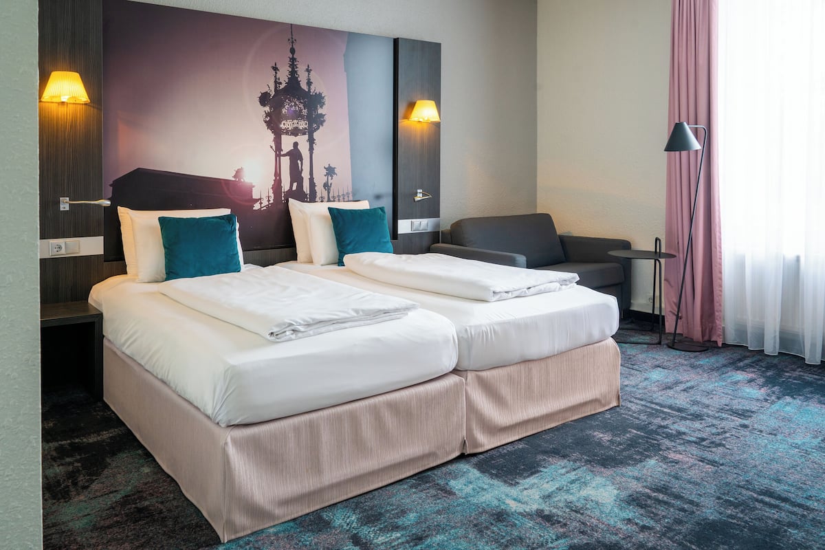Privilege, Room, Multiple Beds