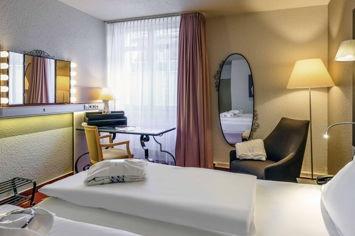 premium bedding, in-room safe, desk, laptop workspace