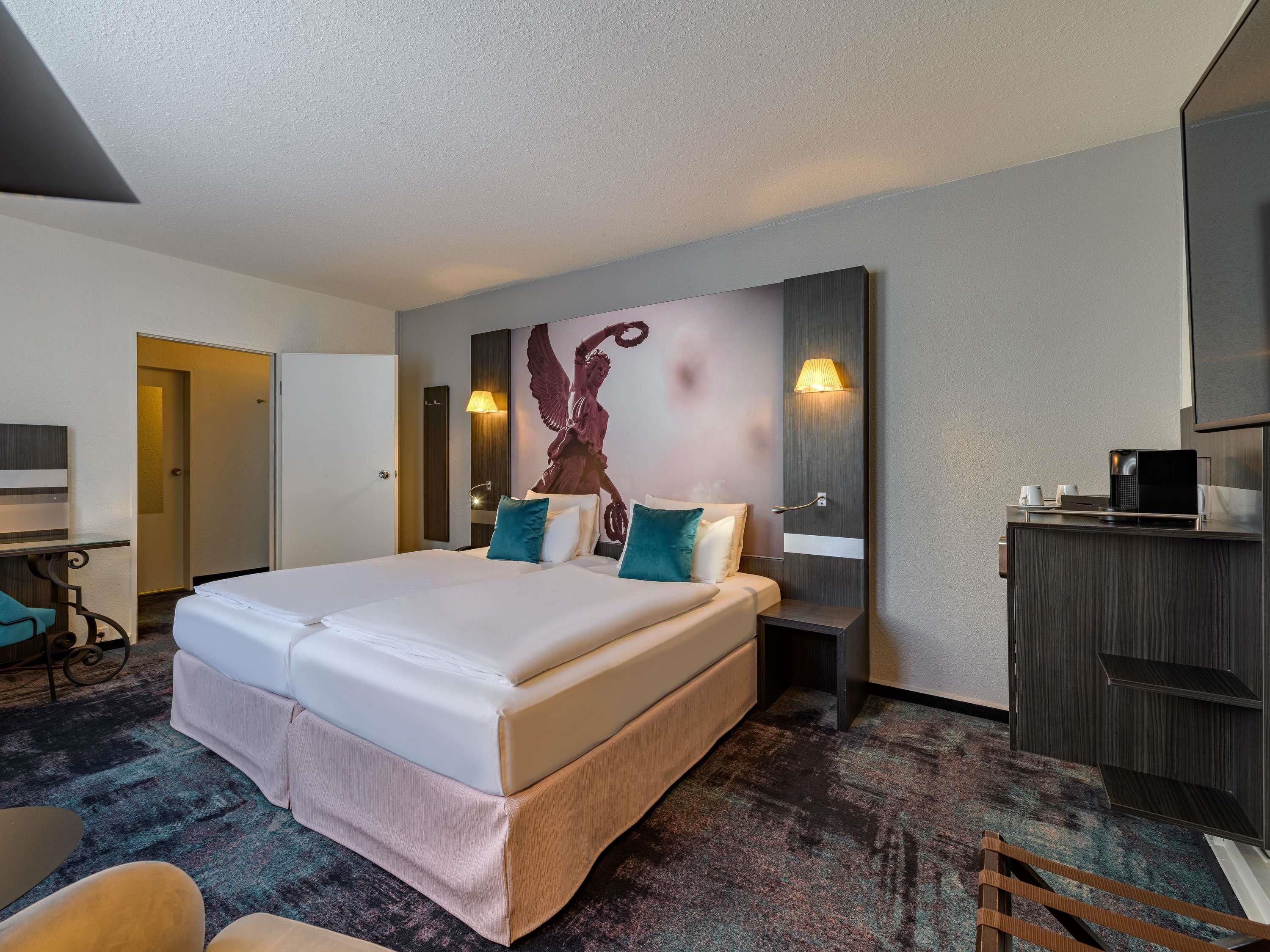 Privilege, ห้องพัก, เตียงเดี่ยว 2 เตียง | เครื่องนอนระดับพรีเมียม, ตู้นิรภัยในห้องพัก, โต๊ะทำงาน