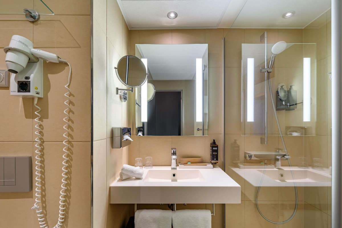 Roupas de cama premium, cofres nos quartos, escrivaninha