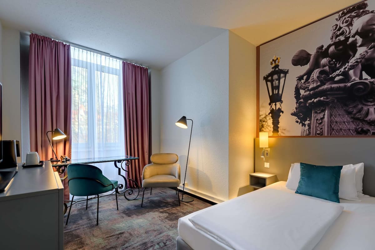Standaard kamer, 1 twijfelaar | Luxe beddengoed, een kluis op de kamer, een bureau, een laptopwerkplek