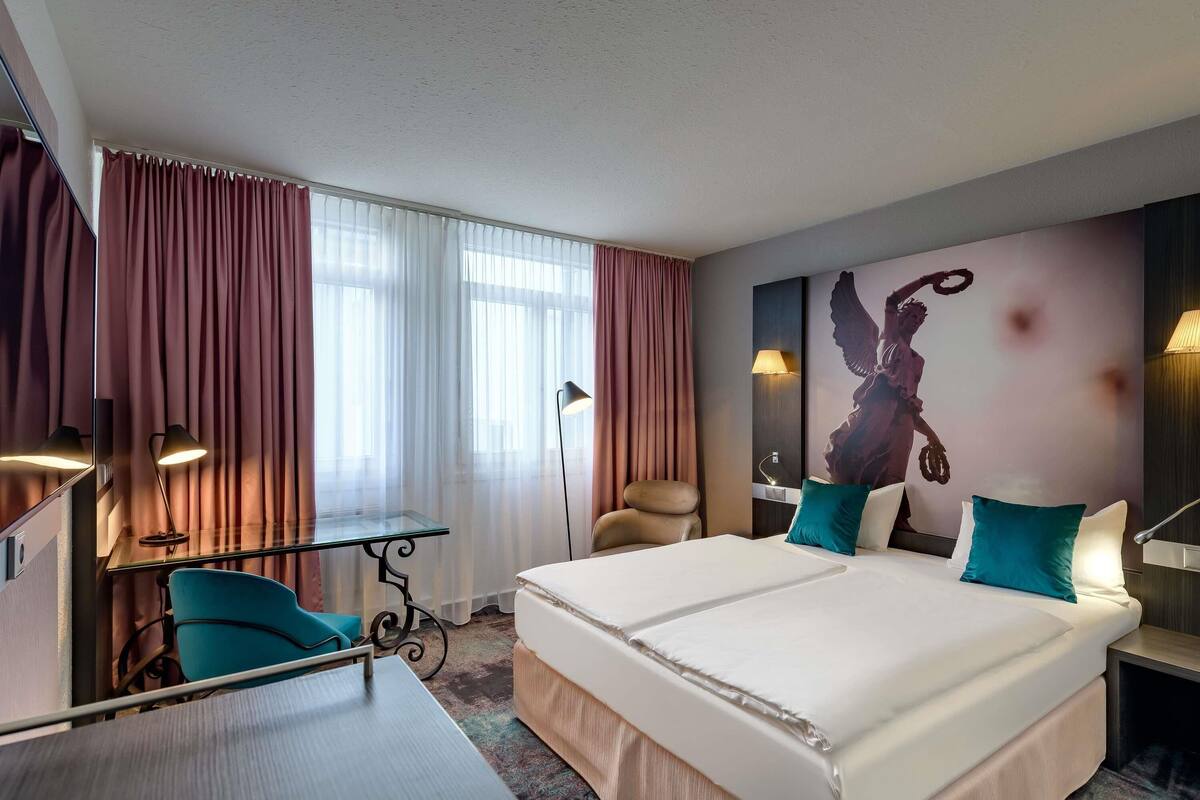 Standaard kamer, 1 tweepersoonsbed | Luxe beddengoed, een kluis op de kamer, een bureau, een laptopwerkplek