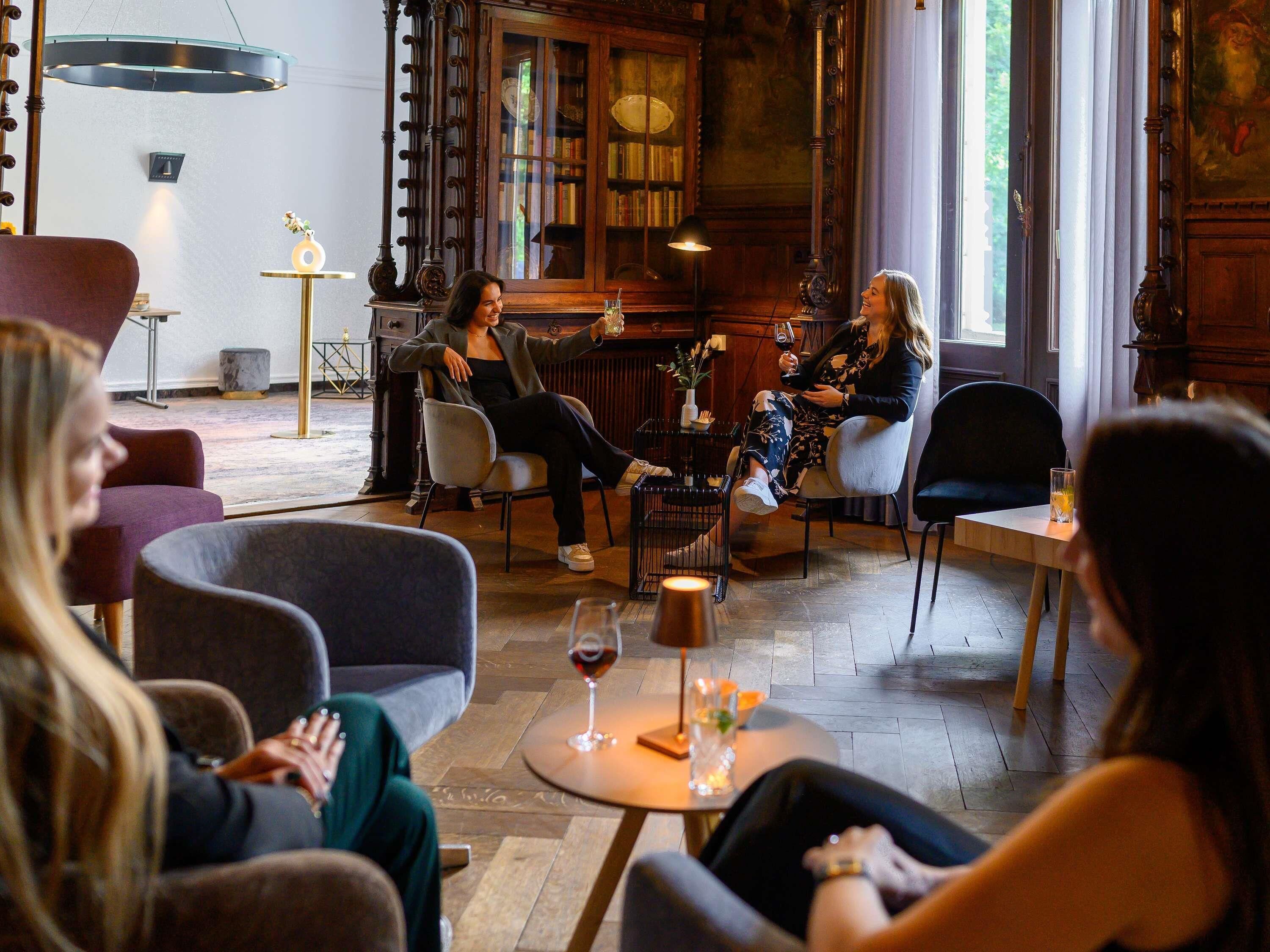 Un ambiente cálido y acogedor con muebles de madera, una zona de bar y vistas a través de una ventana.