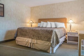 Habitación estándar, 1 cama King size, para no fumadores | Escritorio, espacio para trabajar con laptop y cortinas blackout 