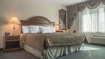 Jacuzzi Room | Desk, laptop workspace, blackout curtains, iron/ironing board