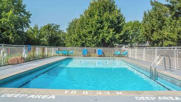 Piscine extérieure en saison, chaises longues