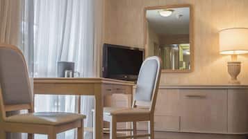 Skrivbord, arbetsyta för laptop och mörkläggningsgardiner