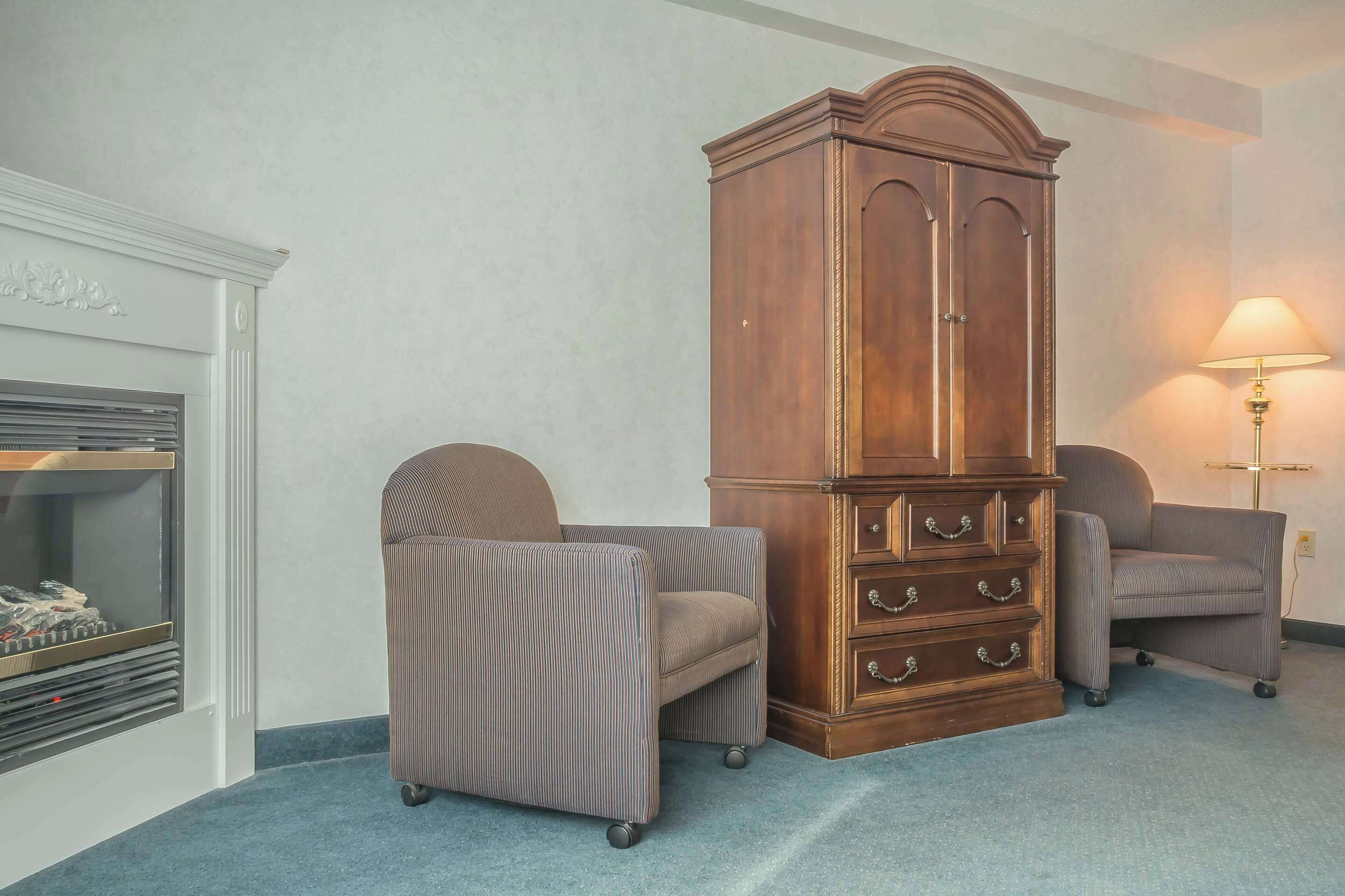 Jacuzzi Room | Desk, laptop workspace, blackout curtains, iron/ironing board