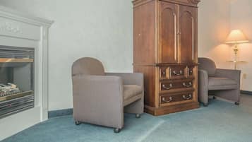Jacuzzi Room | Desk, laptop workspace, blackout curtains, iron/ironing board