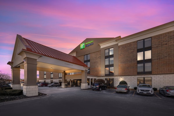 Edificio de Holiday Inn Express con entrada cubierta y estacionamiento.