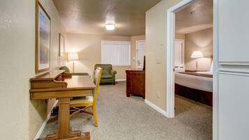 Room (Poppy) | Living area | 32-inch flat-screen TV with satellite channels, TV
