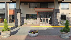 A modern building with a stone facade, large windows, and a central entrance. - Comfort Inn (Chilliwack)