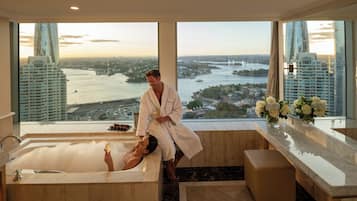 Badewanne und Dusche (separat), kostenlose Toilettenartikel