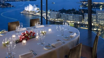 2 restaurants, breakfast served