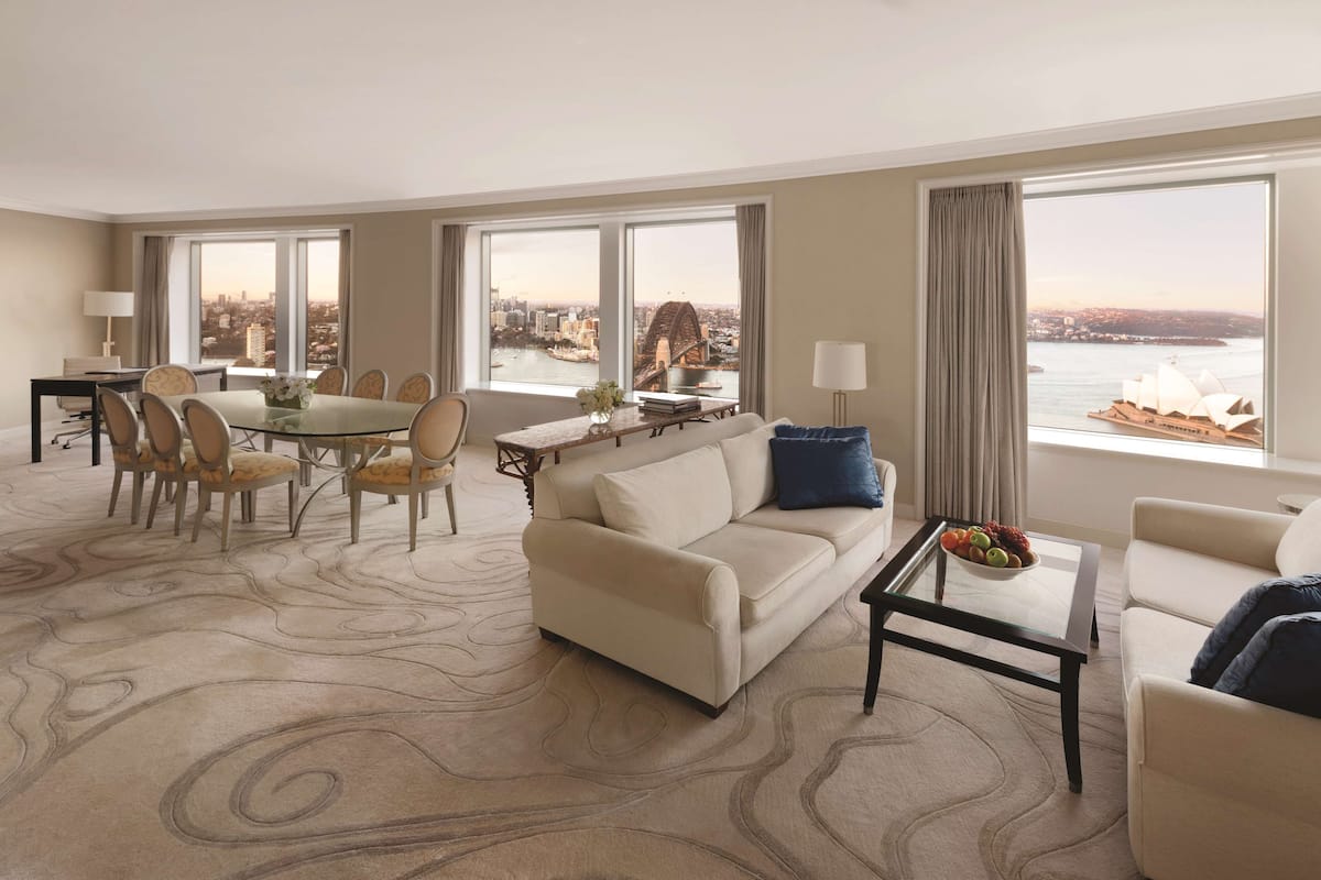 Suite presidencial, con acceso al salón lounge del club, vista al puerto (High Floor) | Área de sala de estar | Televisión de 40 pulgadas con canales digitales