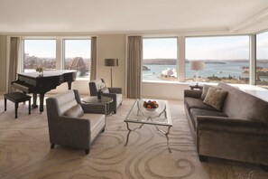 Suite Royale, accès au salon club, vue port (High Floor)