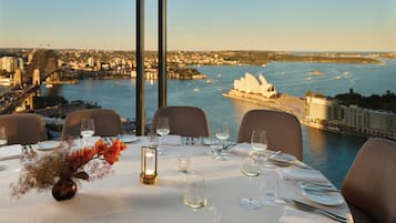 2 restaurants, breakfast served