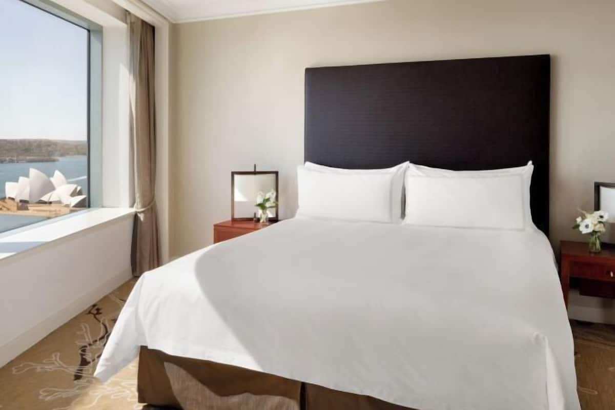 Ropa de cama de alta calidad y caja de seguridad en la habitación