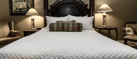 Habitació, 1 llit de matrimoni gran, frigorífic i microones | Escriptori, habitacions insonoritzades i planxa i posts de planxar