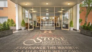 La entrada de Stone Hospitality con un cartel que dice: "Disfrute de la calidez de una bienvenida marítima."