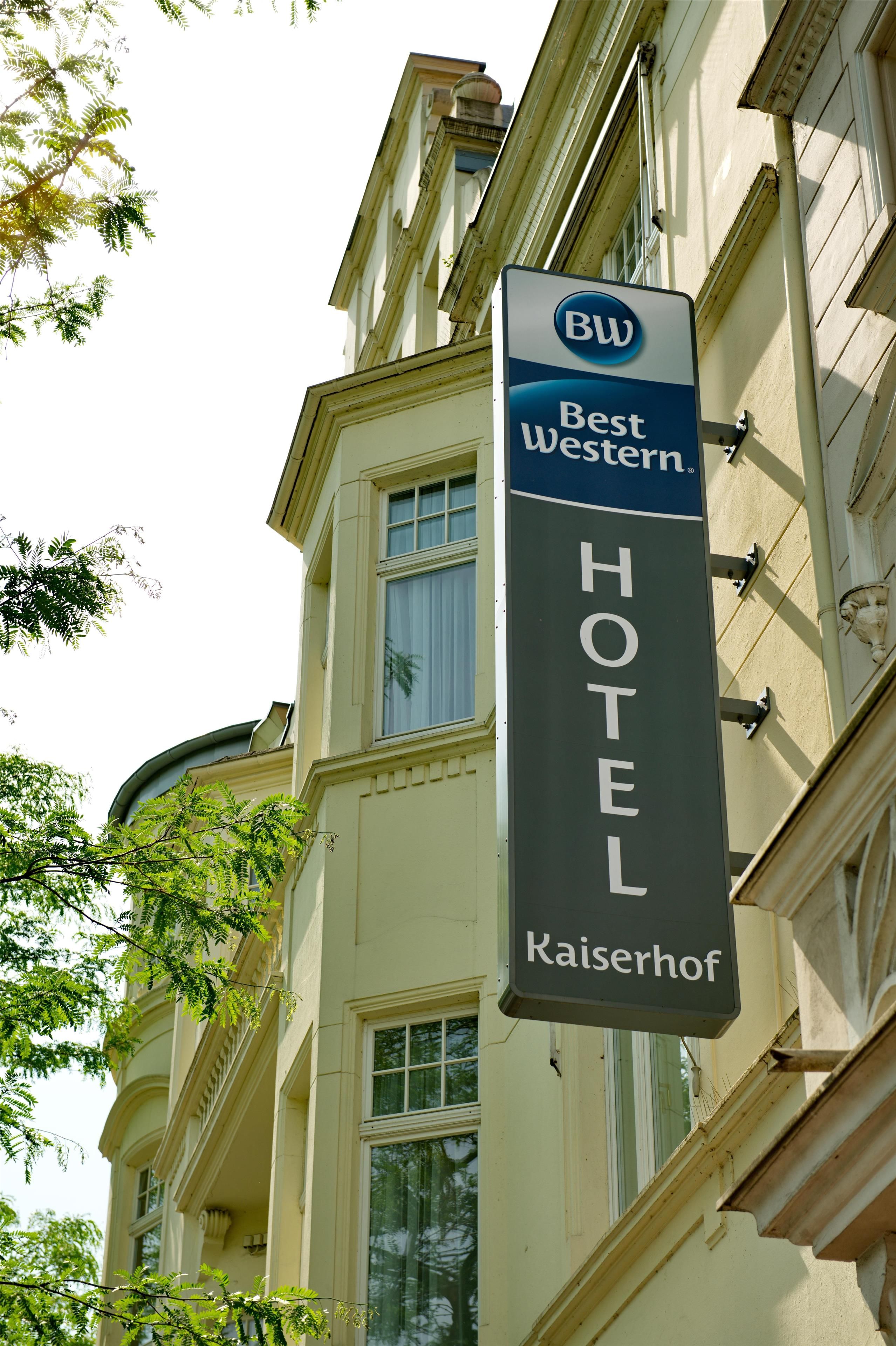 Un letrero de hotel con el nombre 'Best Western Hotel Kaiserhof' colocado en la fachada de un edificio.