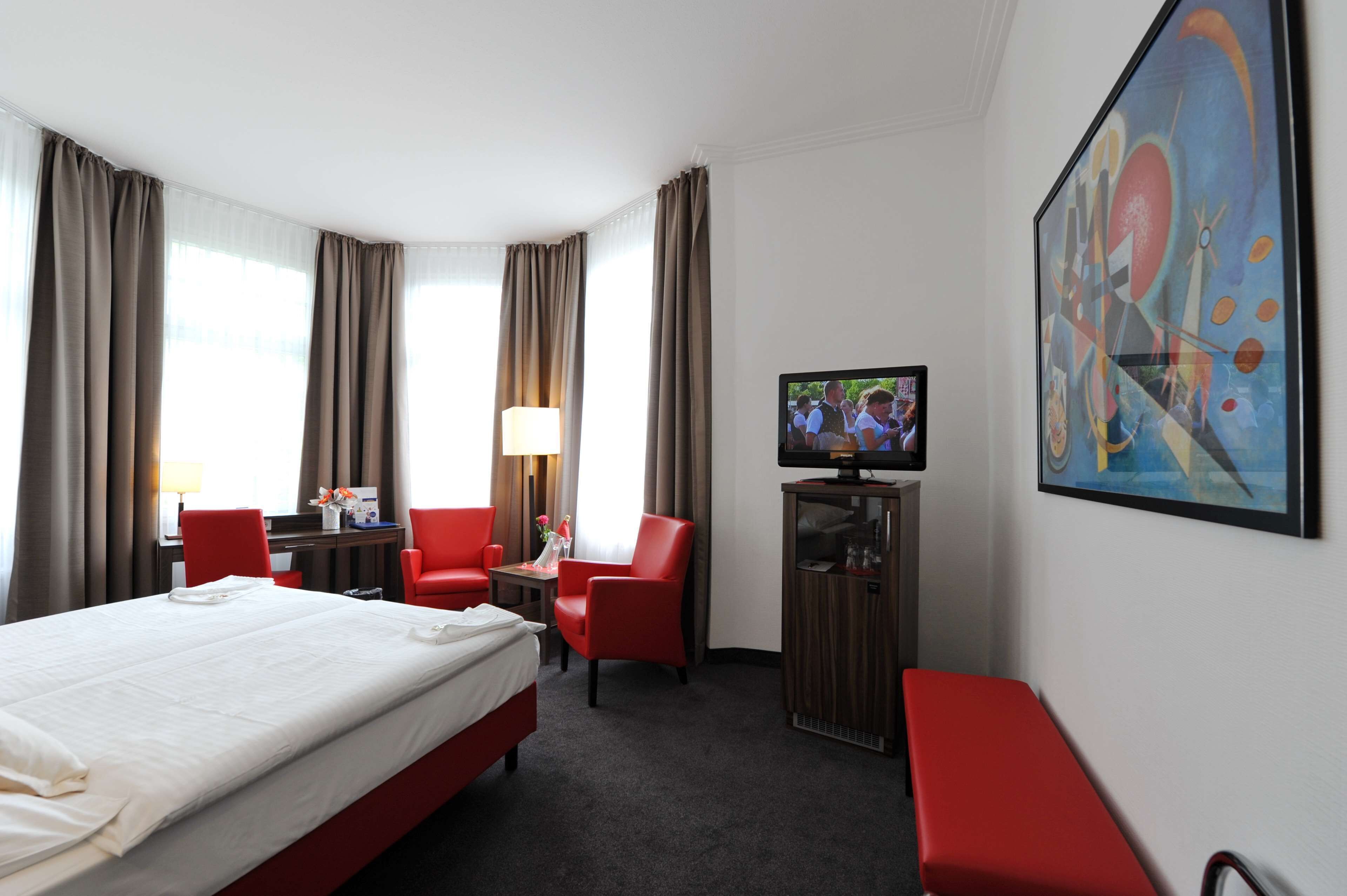 deluxe room, 1 king bed | minibar, in-room safe, laptop workspace, blackout curtains
