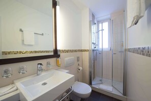 Articles de toilette gratuits, sèche-cheveux, serviettes fournies