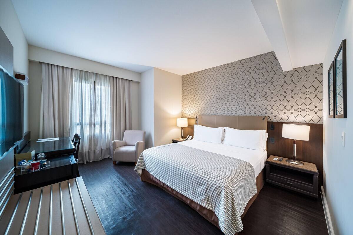 Ropa de cama hipoalergénica, minibar, caja fuerte y cortinas opacas