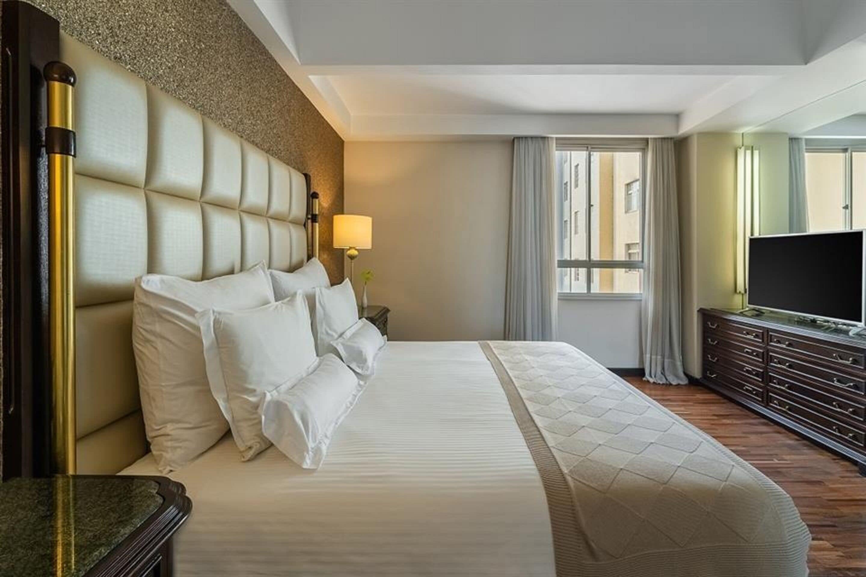 executive studio suite, 1 king bed | hypo-allergenic bedding, minibar, in-room safe, blackout curtains