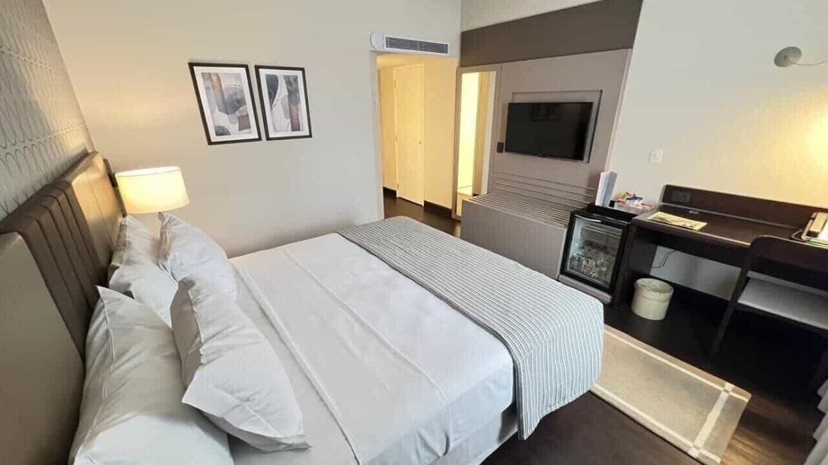 Comfort Room | Peralatan tempat tidur hipoalergenik, bar mini, peti besi dalam bilik 