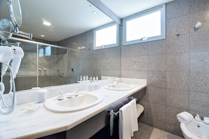 Suite Diplomata | Baño | Ducha, artículos de higiene personal de diseño, secador de pelo y bidé