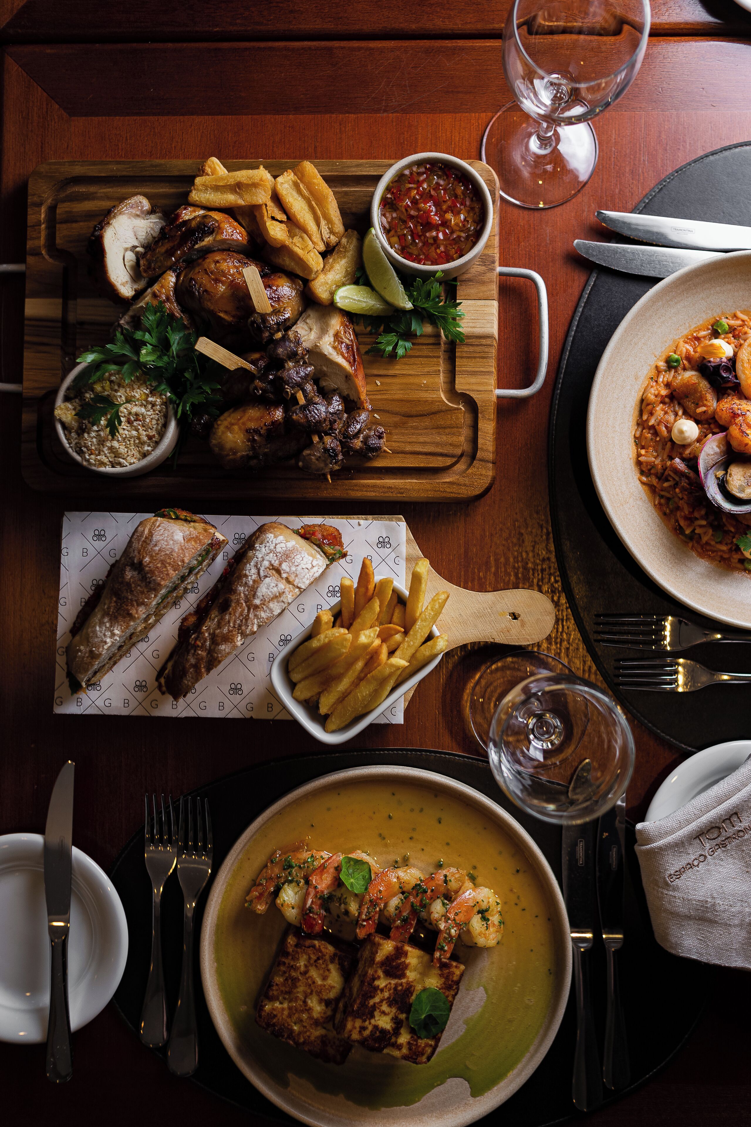 3 restaurants, breakfast, lunch, dinner served; sushi