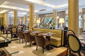 3 restauranter, frokost, lunsj og middag serveres, sushi