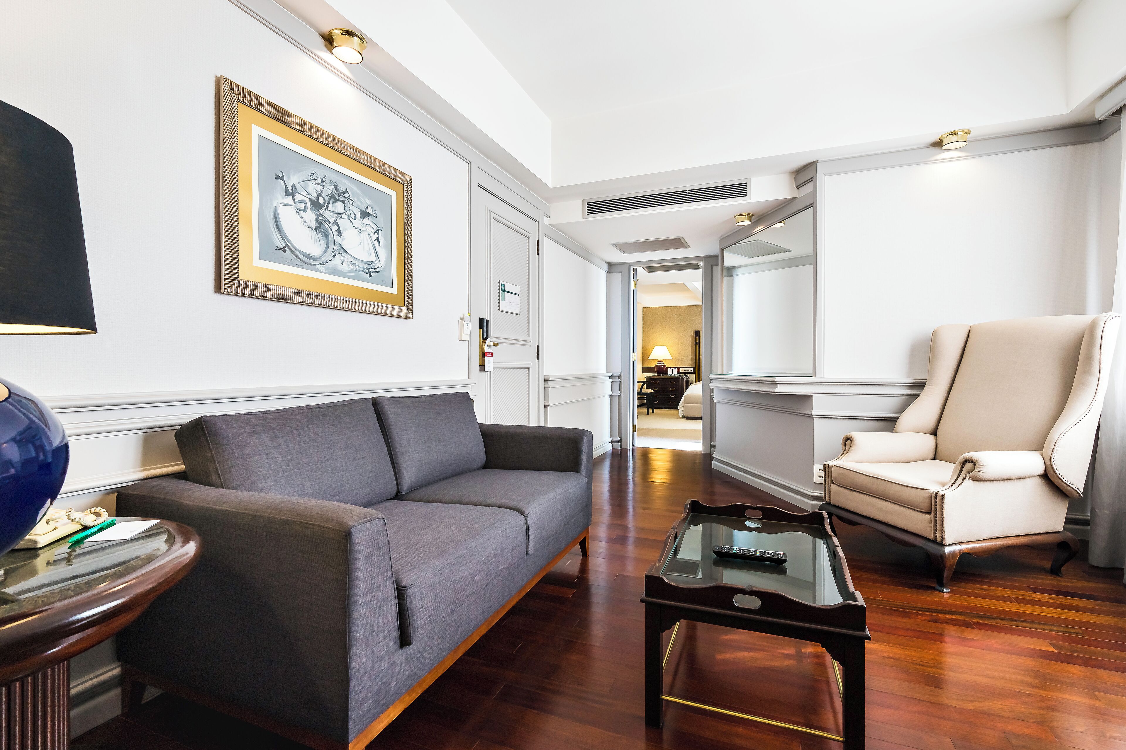 executive studio suite, 1 king bed | hypo-allergenic bedding, minibar, in-room safe, blackout curtains