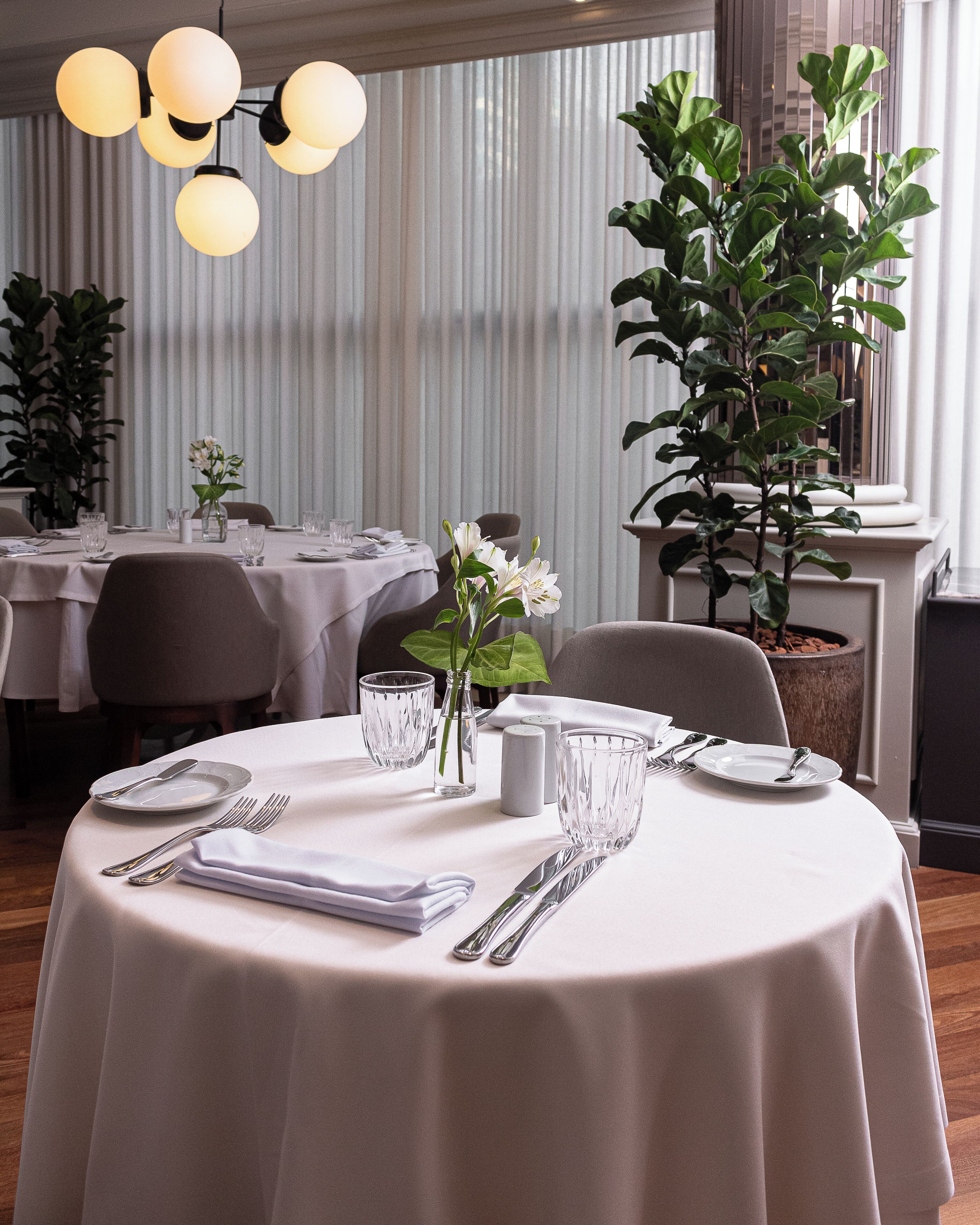 3 restaurants, breakfast, lunch, dinner served; sushi