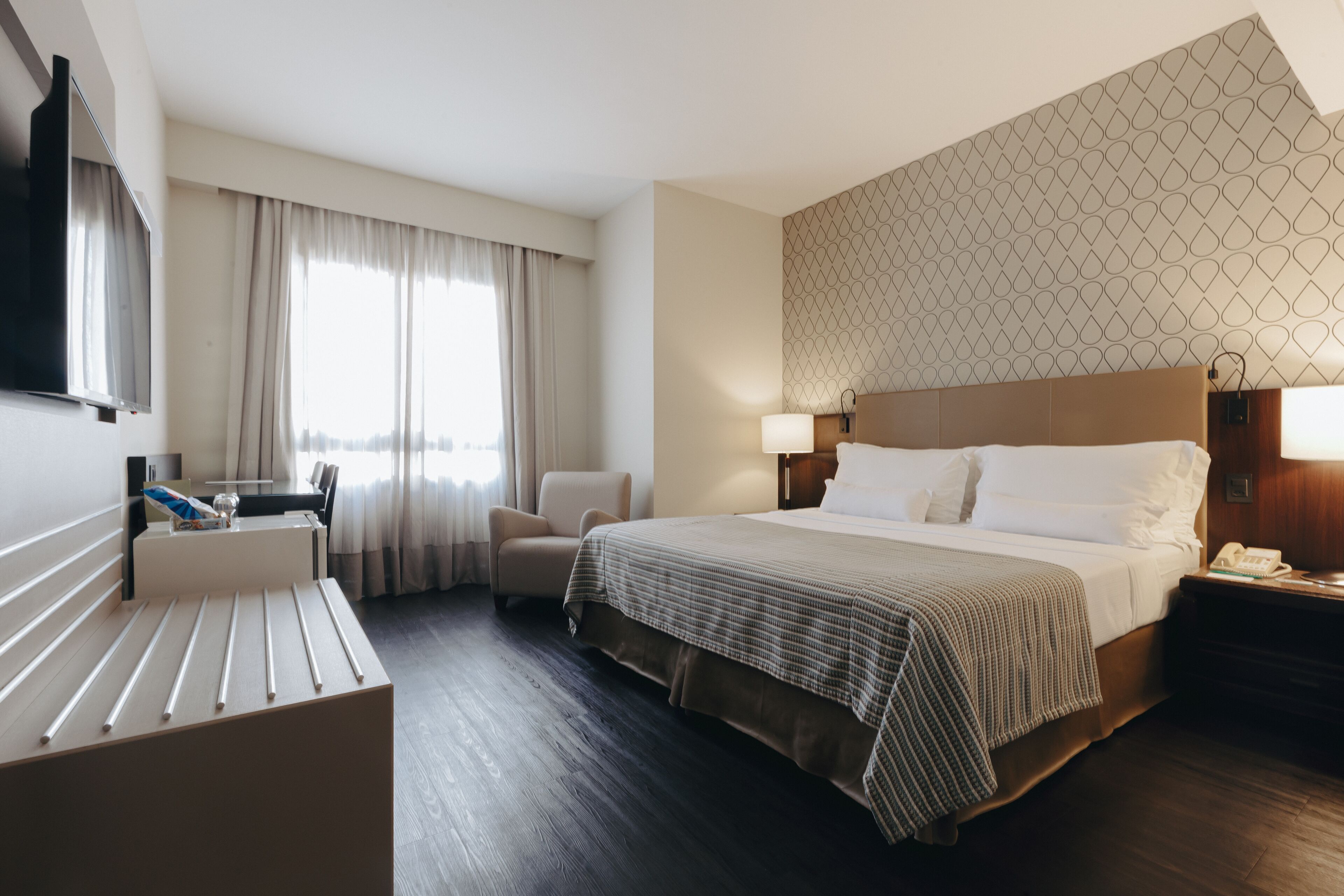 Superior Plus Casal | 低刺激性寝具、ミニバー、セーフティボックス (室内)、遮光カーテン